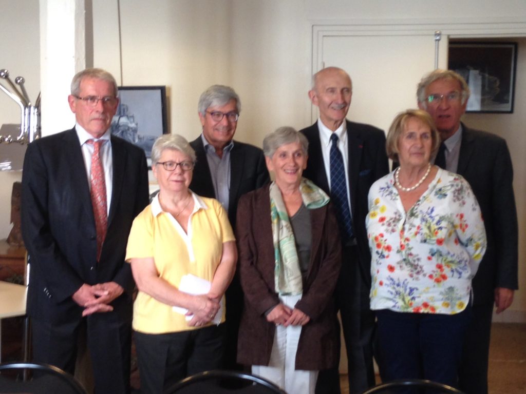 Membres du Bureau National de gauche à droite : Nicole Pinot Secrétaire Générale Adjointe, Dominique BRAULT Trésorière Nationale, Thérèse BIONNIER Vice-Présidente, Jean Rémi BITAUD Trésorier National Adjoint, Maurice TOULLALAN Président National, Louis SÉVAL Vice-Président, Louis TREGOUET Secrétaire Général.
